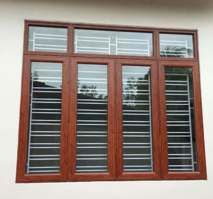 Cửa sổ inox 4 cánh màu gỗ kết hợp cùng kính trong