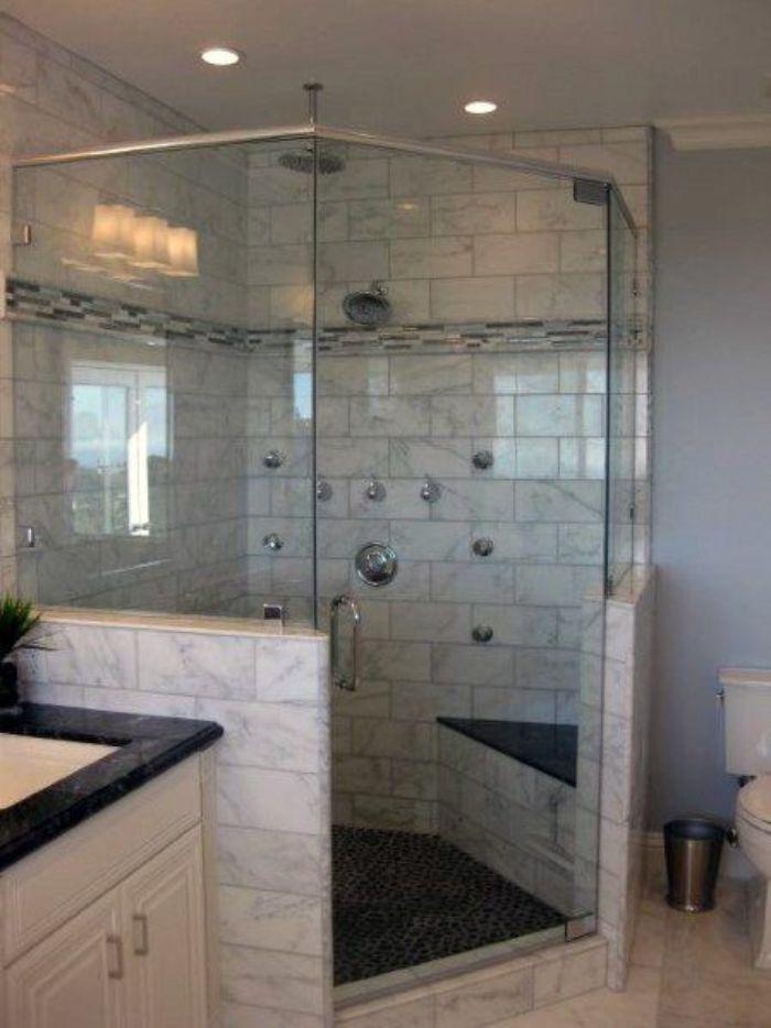 Phòng tắm kính 135 độ có diện  tích lớn