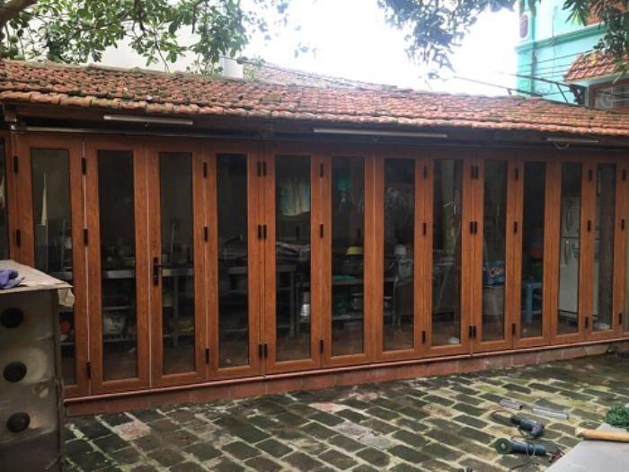 Biệt thự nhà vườn cổ với hệ thống cửa bằng nhôm nâu gỗ Xingfa hệ 55 vát cạnh