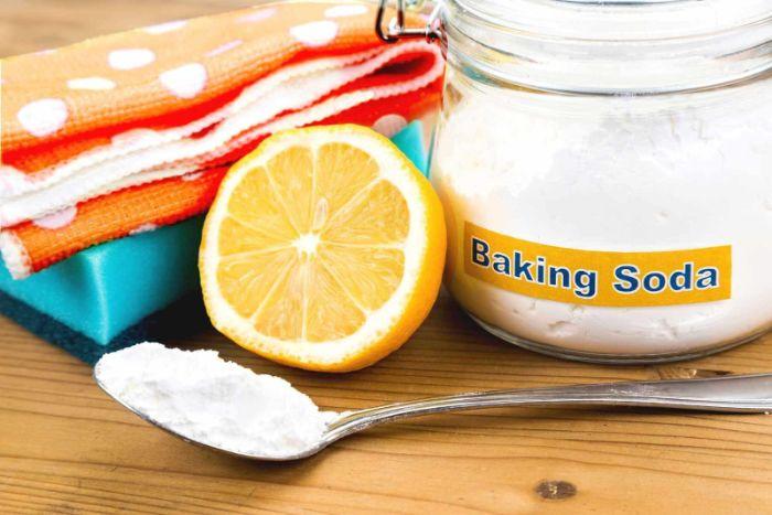 Baking soda giúp loại bỏ triệt để các vết bẩn bám trên tủ bếp nhôm kính